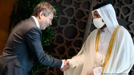 Bundeswirtschaftsminister Robert Habeck mit dem katarischen Minister für Handel und Industrie, Scheich Mohammed bin Hamad bin Kasim al-Abdullah Al Thani. März 2022